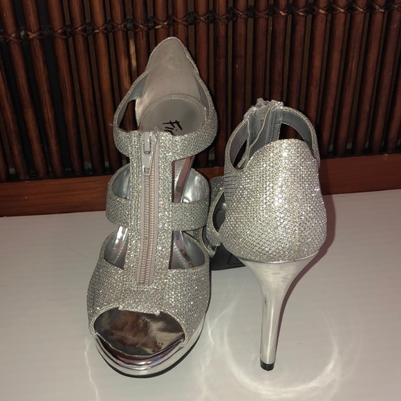 Fioni Silver heels size 6.5 - Picture 3 of 5